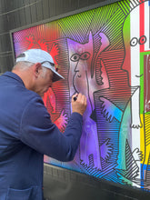 En un mundo paralelo mientras alicia y el conejo se funden en el espejo, alguien tiene un sueño, un sueño despierto....